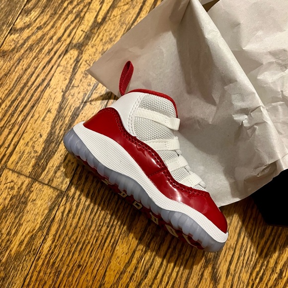 Jordan’s retro 11 (TD) white varsity red black - toddler 5c - NWT AND BOX - Picture 4 of 7
